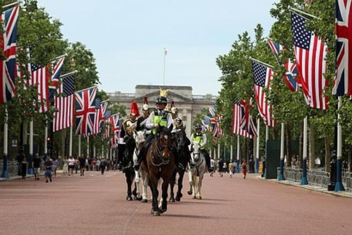 The Mall looking down to Buckingham Palace before American President Official visit
 